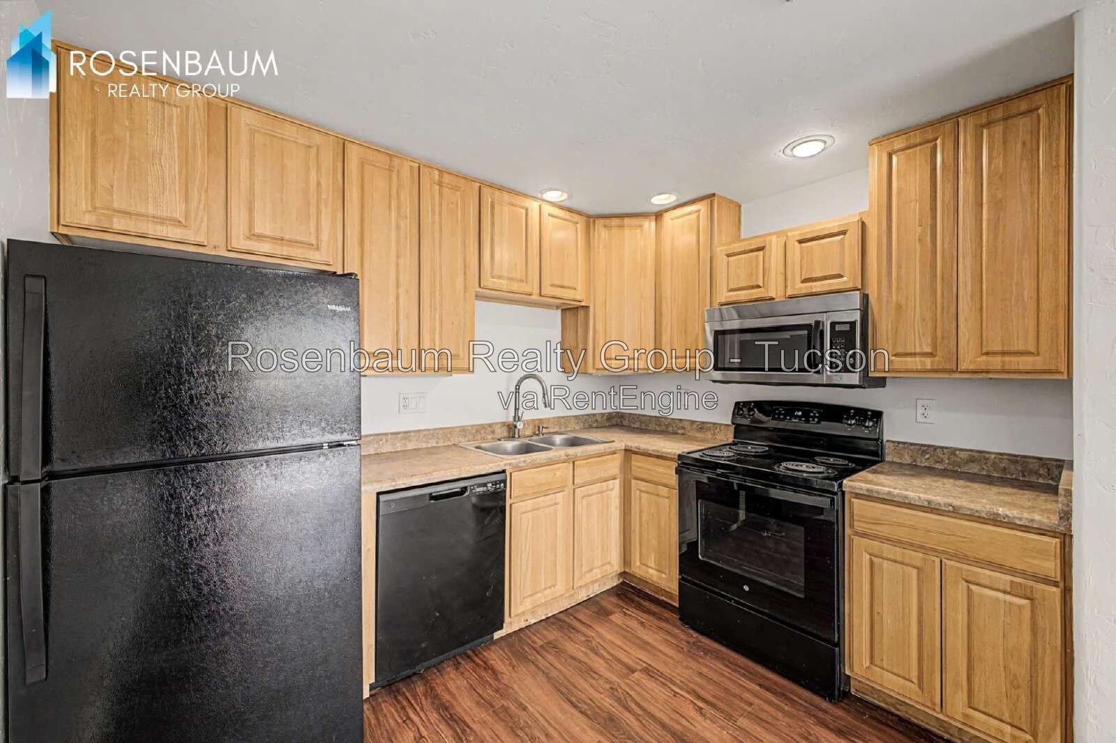 Charming 3-beds, 2-baths townhome-style duplex home in central Tucson! property image