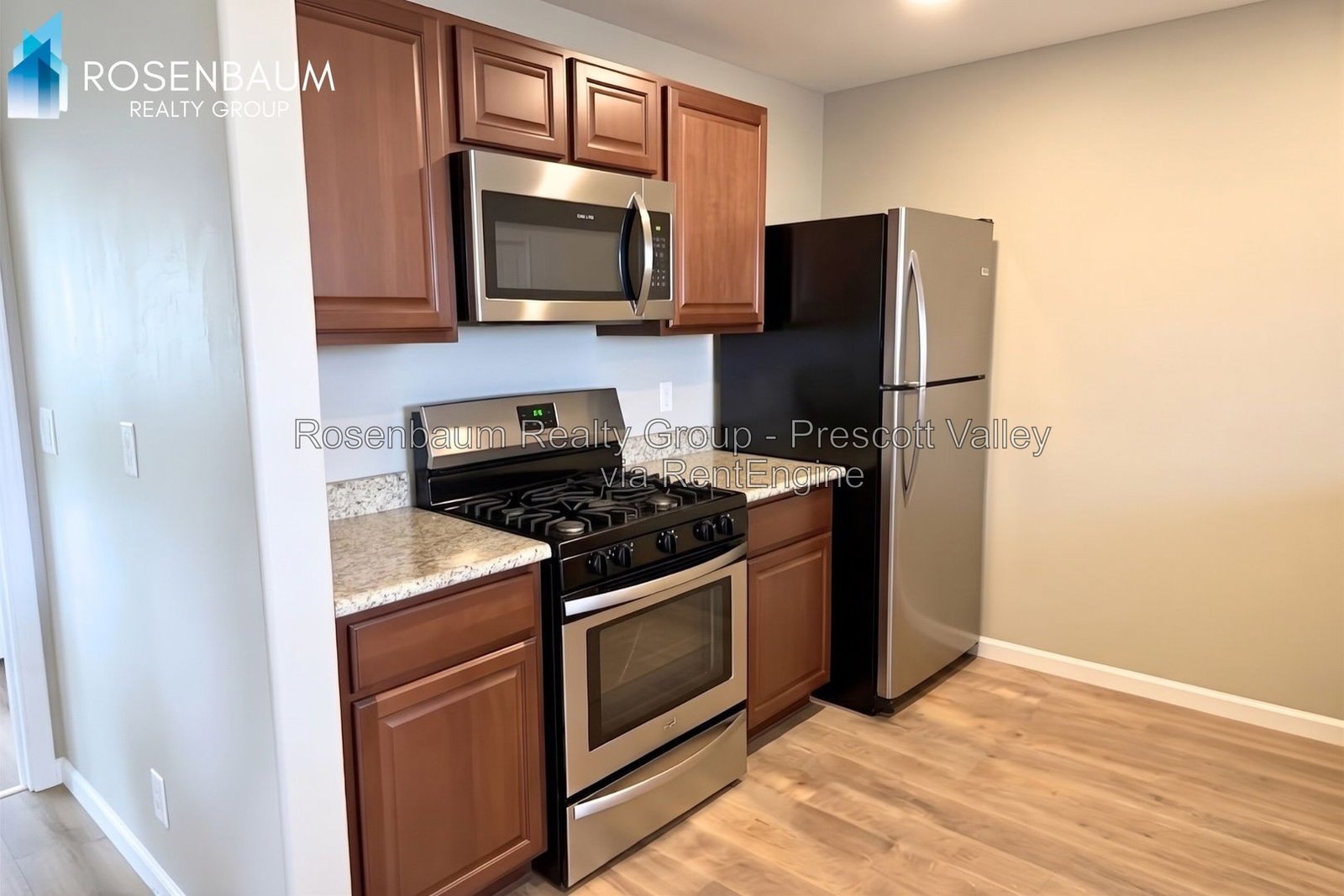 Beautiful and inviting 2-bedrooms, 2-baths duplex located in the heart of Prescott Valley! property image