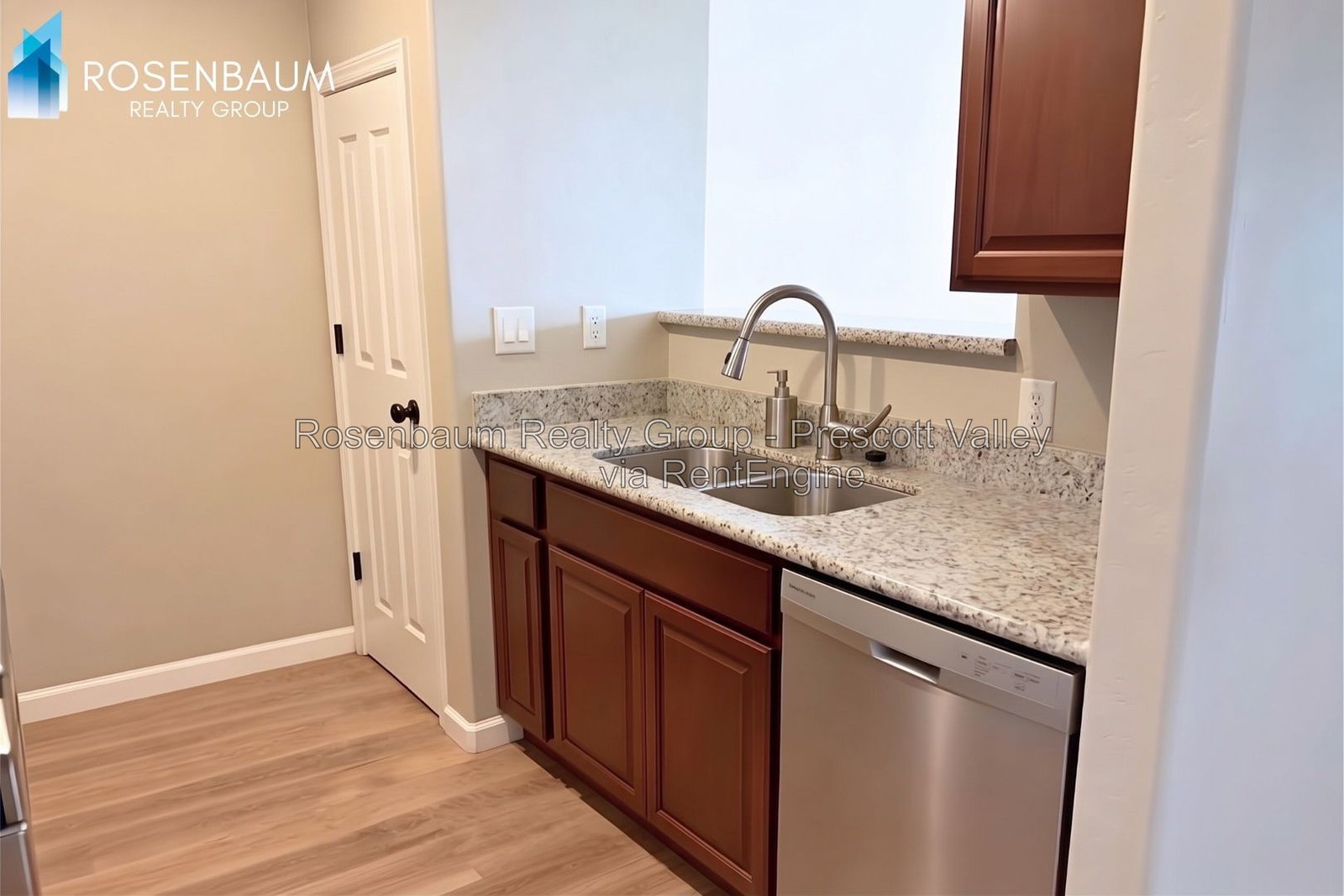 Beautiful and inviting 2-bedrooms, 2-baths duplex located in the heart of Prescott Valley! property image