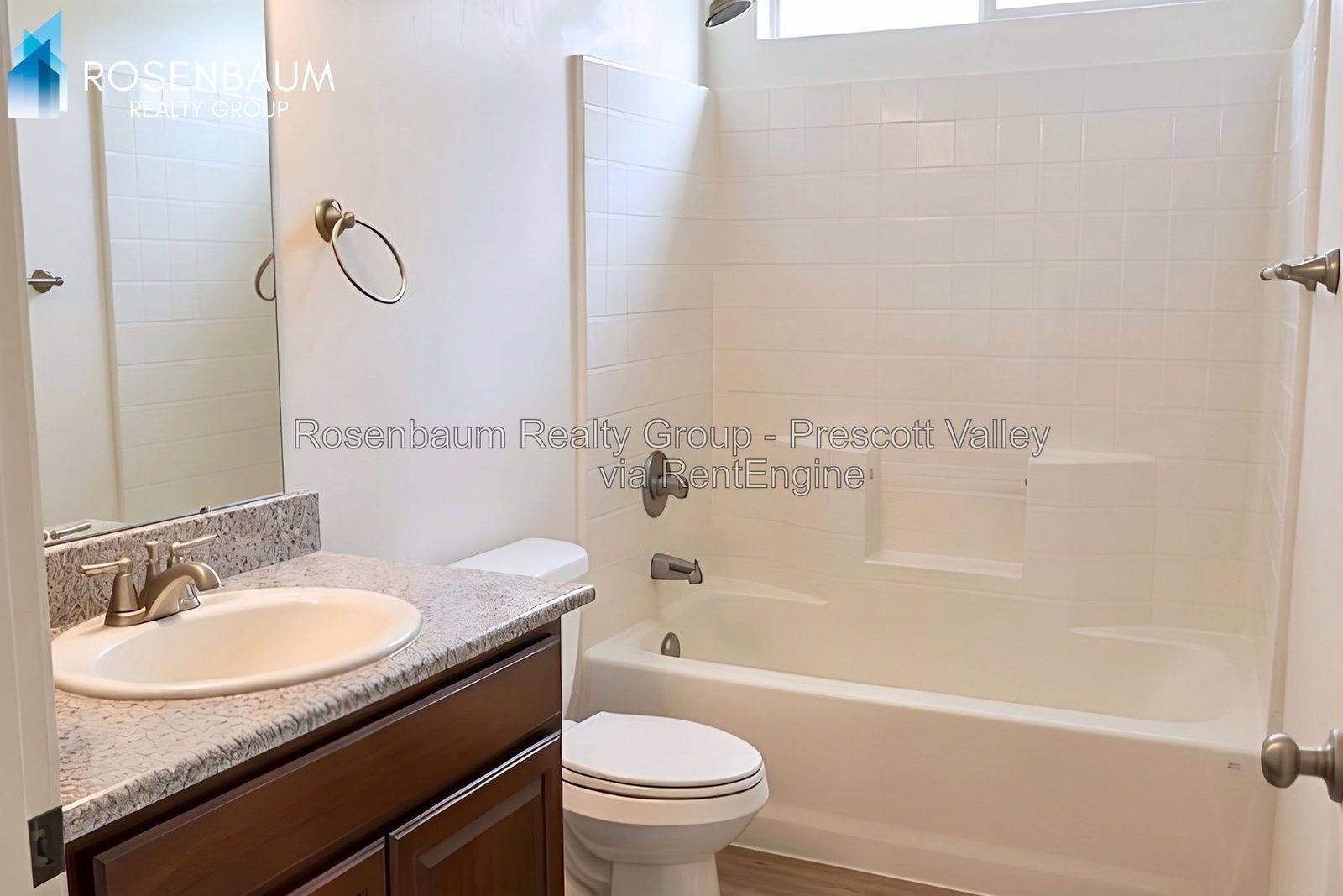Beautiful and inviting 2-bedrooms, 2-baths duplex located in the heart of Prescott Valley! property image