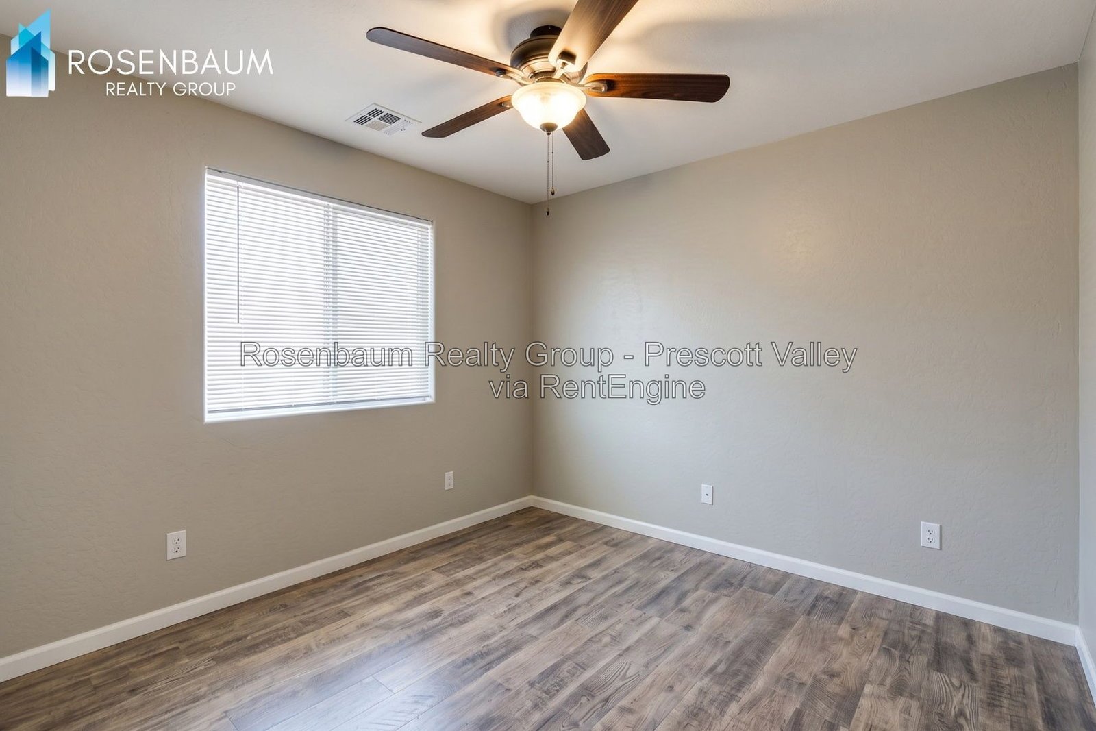 Beautiful and inviting 2-bedrooms, 2-baths duplex located in the heart of Prescott Valley! property image