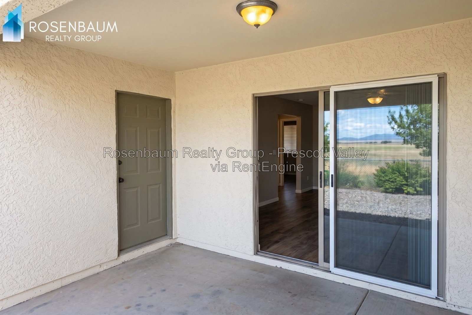 Beautiful and inviting 2-bedrooms, 2-baths duplex located in the heart of Prescott Valley! property image