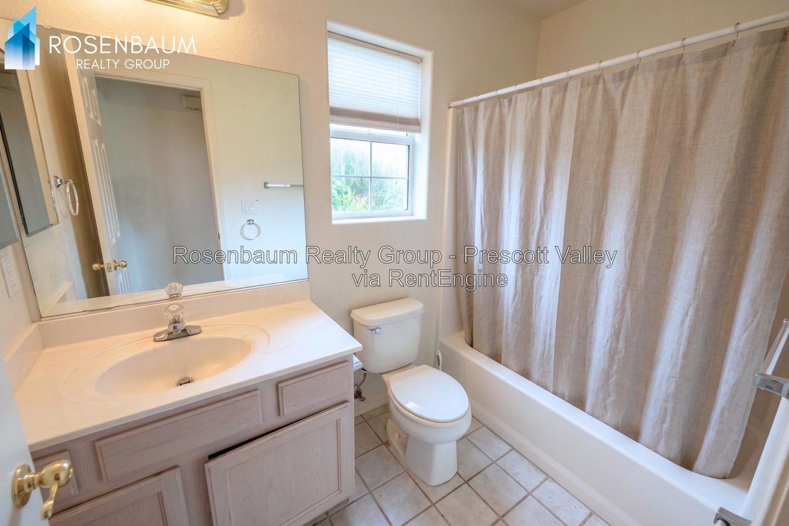 Stunning 3-bedroom 2-bathrooms home with a a space to relax and drink your morning coffee! property image