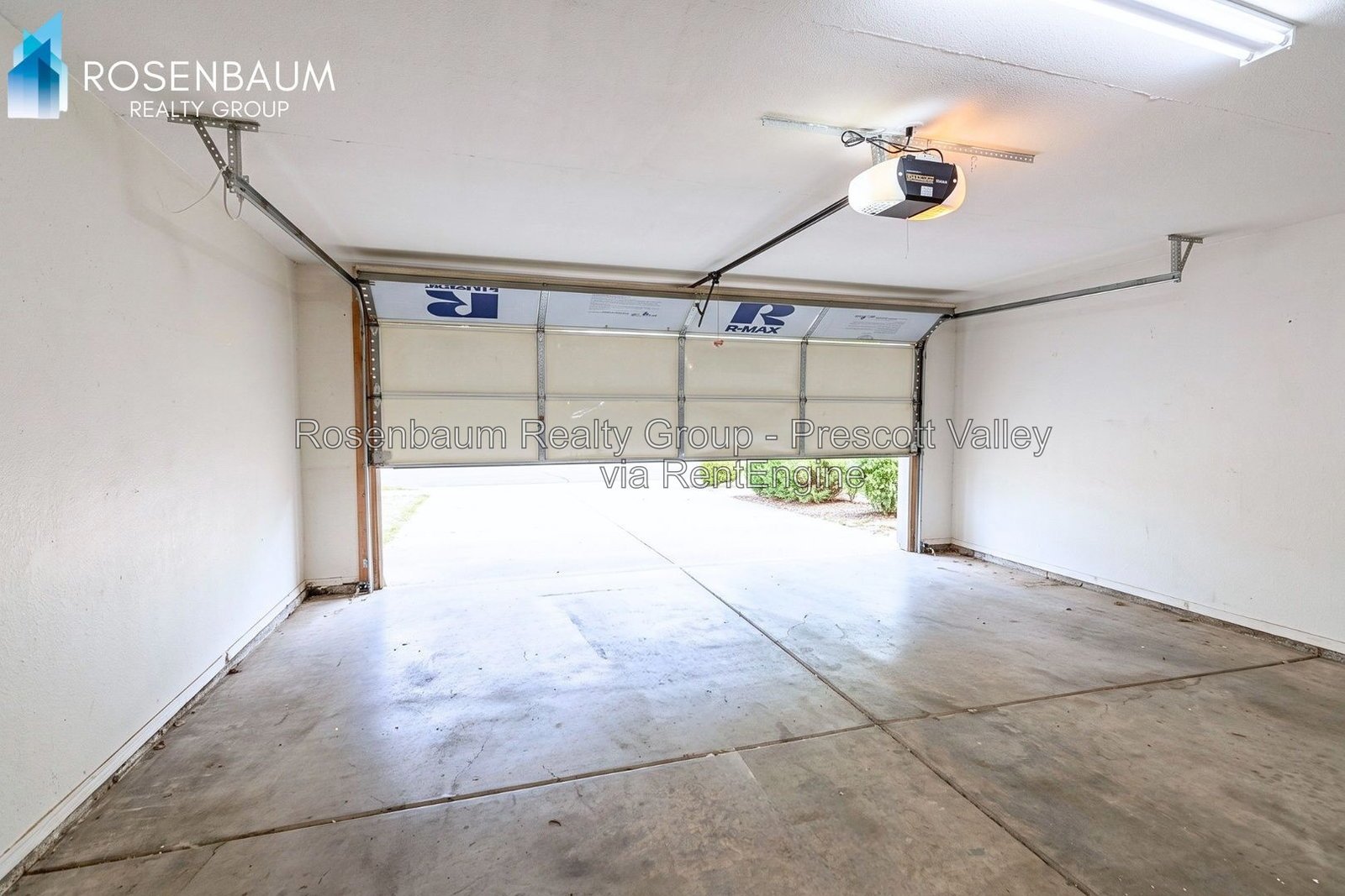 Stunning 3-bedroom 2-bathrooms home with a a space to relax and drink your morning coffee! property image