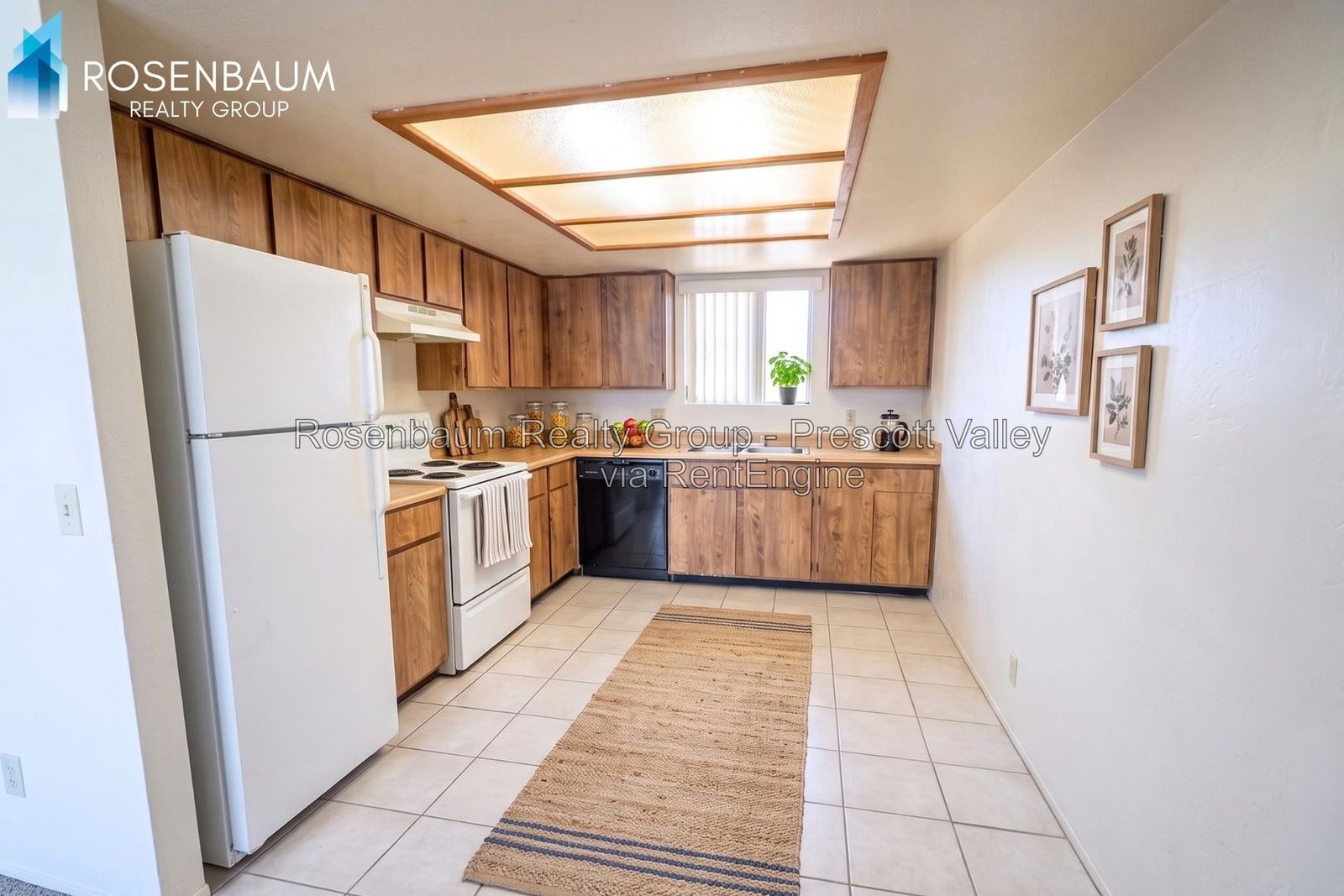 Cozy Upstairs 2-Bedroom Apartment with Shared Fenced Yard property image