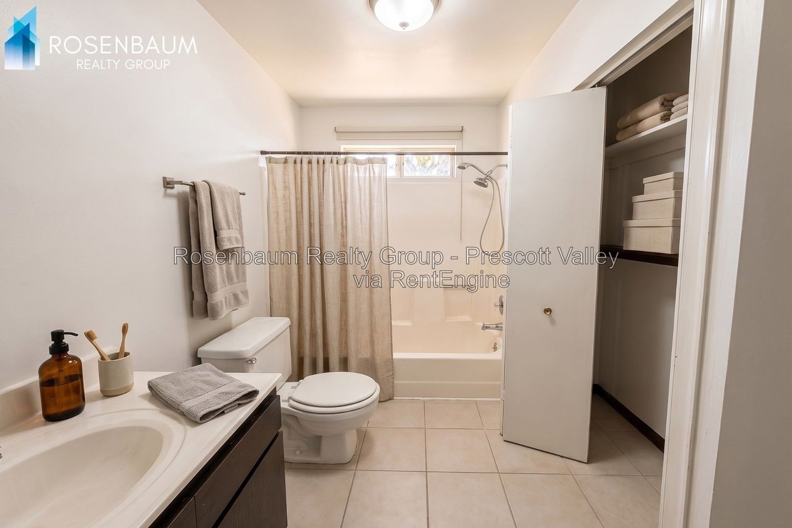 Cozy Upstairs 2-Bedroom Apartment with Shared Fenced Yard property image