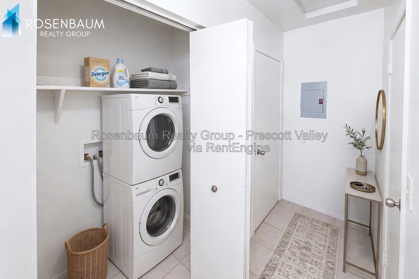 Cozy Upstairs 2-Bedroom Apartment with Shared Fenced Yard property image