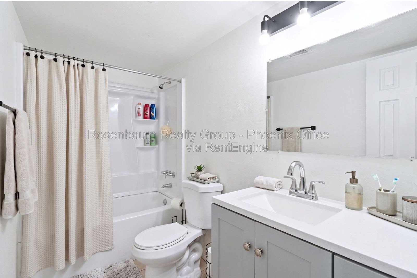 Beautifully charming 2-bedroom, 1-bath single-level triplex apartment in Casa Grande! property image