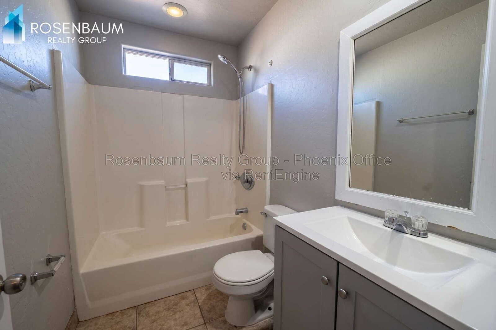 Charming 3-bedrooms, 1-bath duplex home in Phoenix! property image