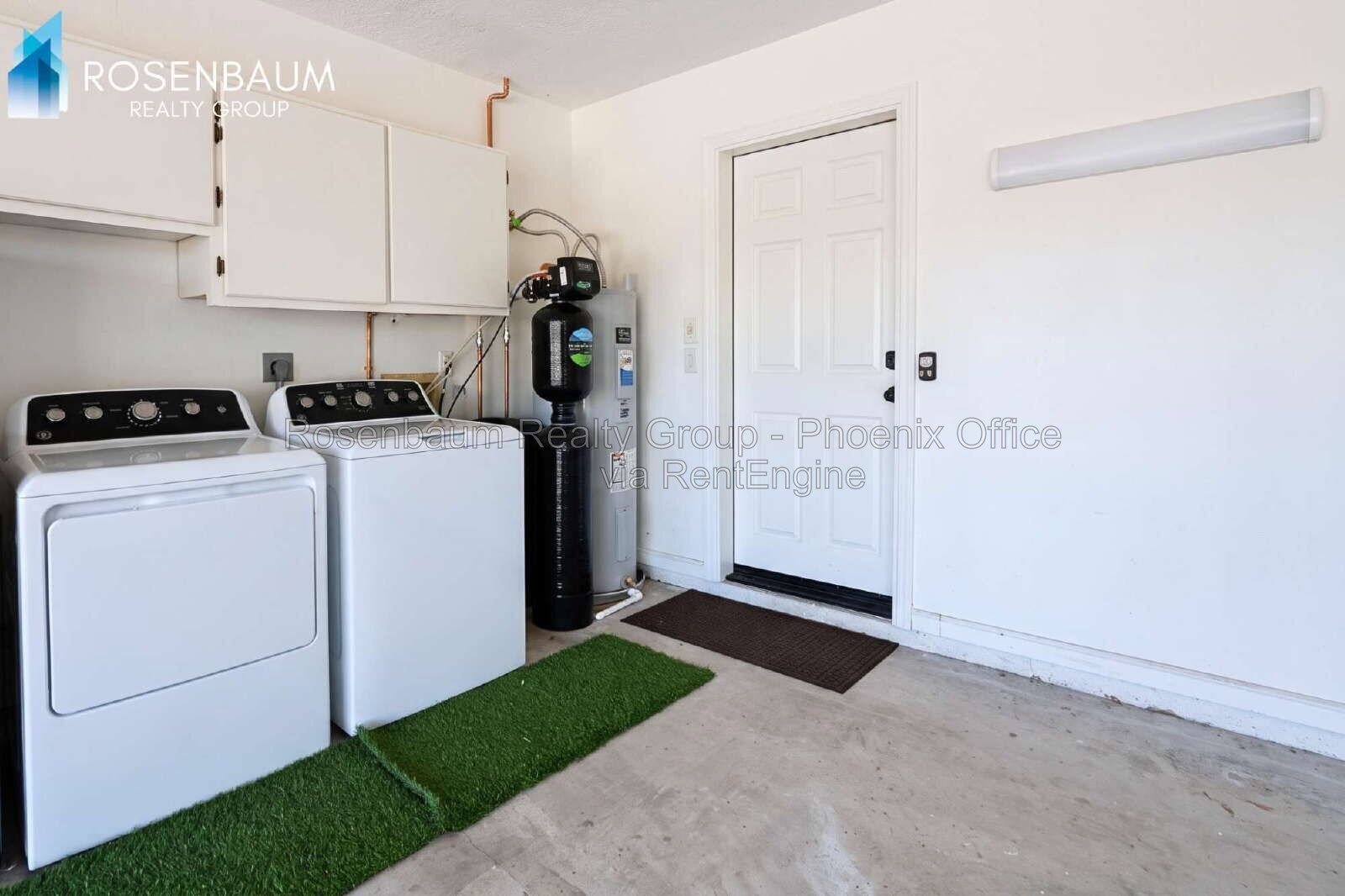 Gorgeous 3-bedrooms, 2-baths home nestled in the desirable Ahwatukee community of Phoenix! property image