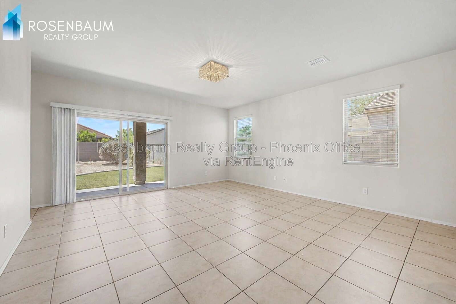 Modern 4-bedrooms and 2-bathrooms House in Maricopa. The Ultimate Space, Comfort & Style! property image
