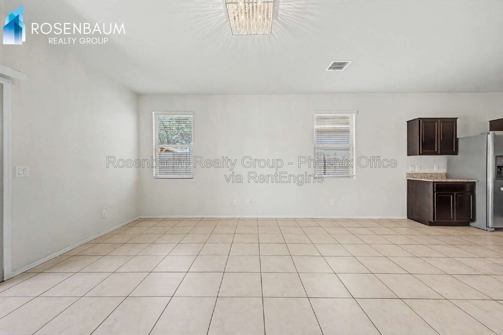Modern 4-bedrooms and 2-bathrooms House in Maricopa. The Ultimate Space, Comfort & Style! property image