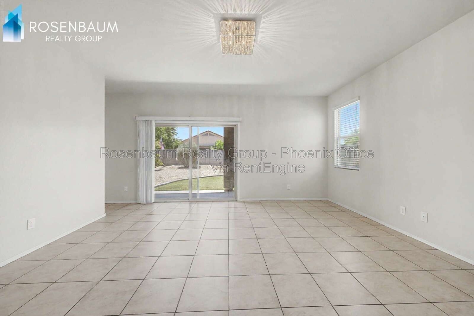 Modern 4-bedrooms and 2-bathrooms House in Maricopa. The Ultimate Space, Comfort & Style! property image