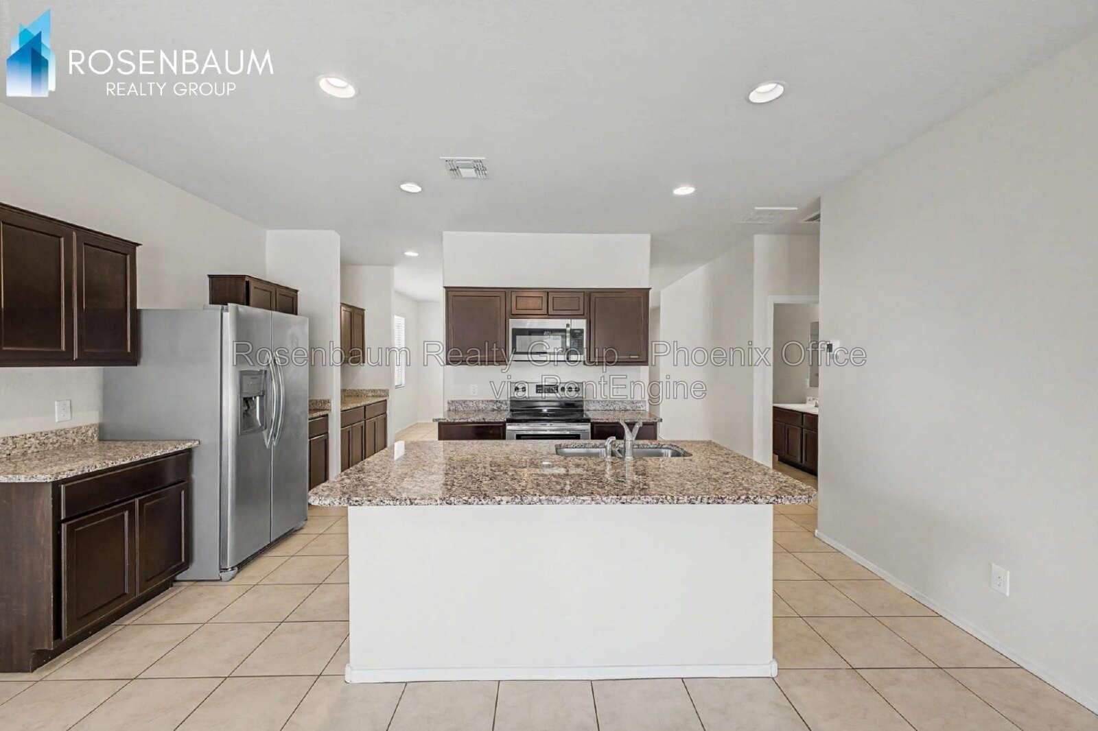 Modern 4-bedrooms and 2-bathrooms House in Maricopa. The Ultimate Space, Comfort & Style! property image