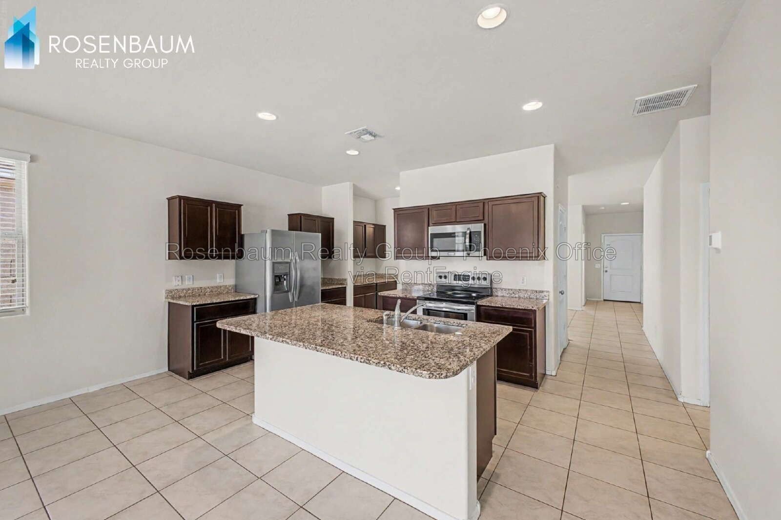 Modern 4-bedrooms and 2-bathrooms House in Maricopa. The Ultimate Space, Comfort & Style! property image