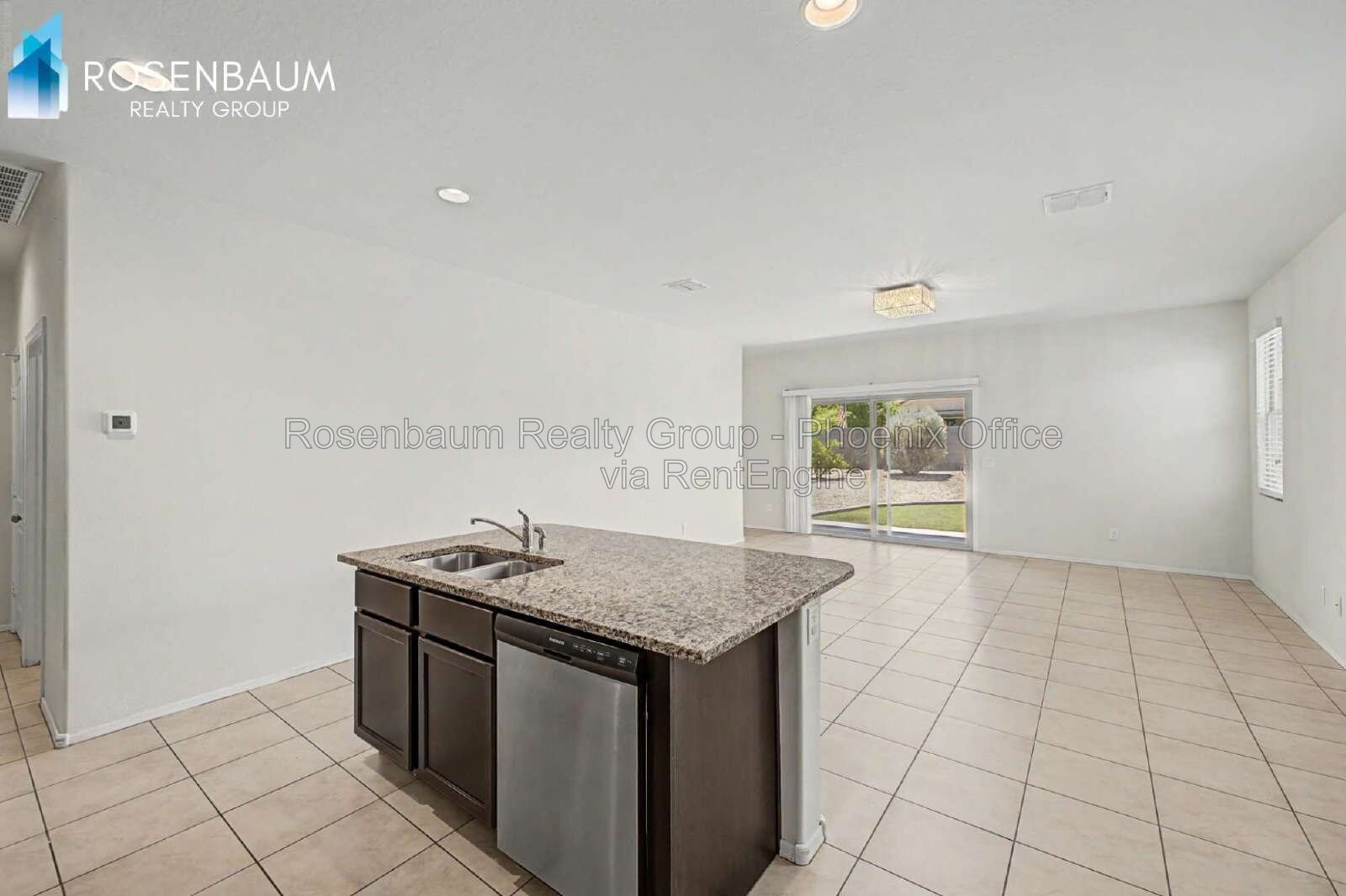 Modern 4-bedrooms and 2-bathrooms House in Maricopa. The Ultimate Space, Comfort & Style! property image
