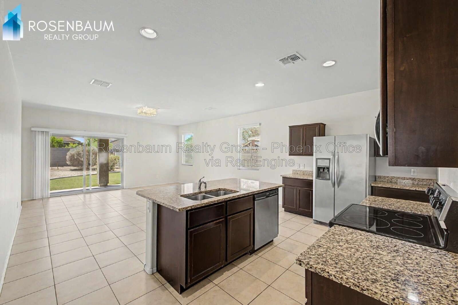 Modern 4-bedrooms and 2-bathrooms House in Maricopa. The Ultimate Space, Comfort & Style! property image