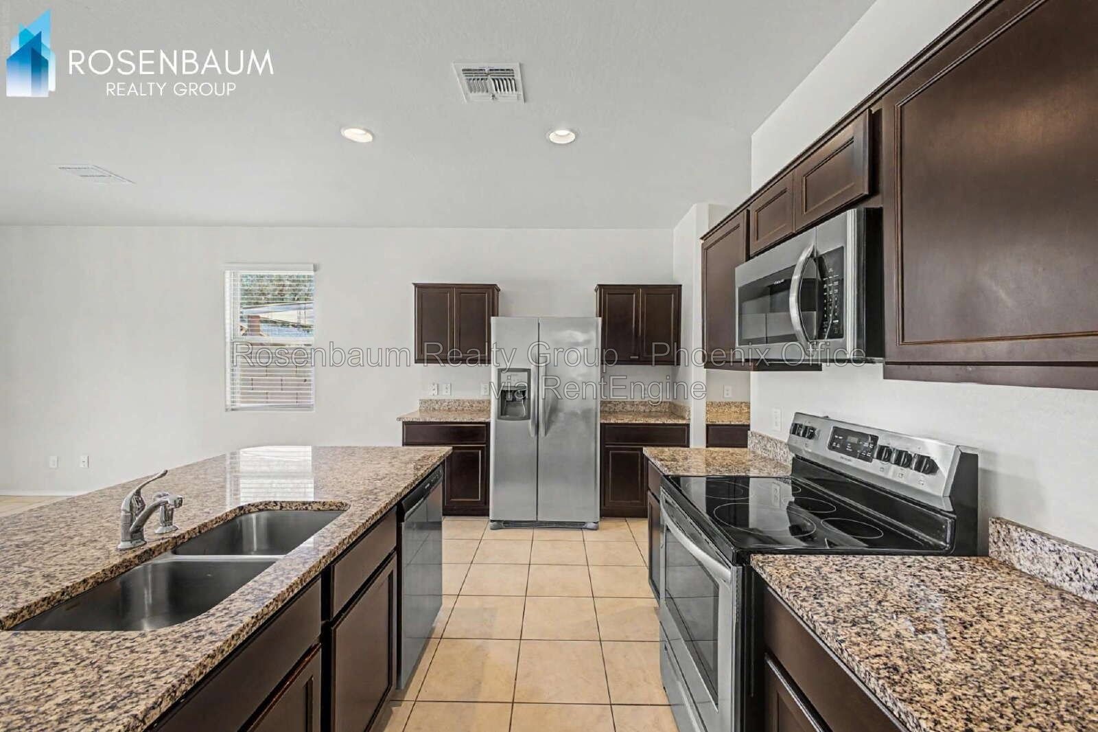 Modern 4-bedrooms and 2-bathrooms House in Maricopa. The Ultimate Space, Comfort & Style! property image