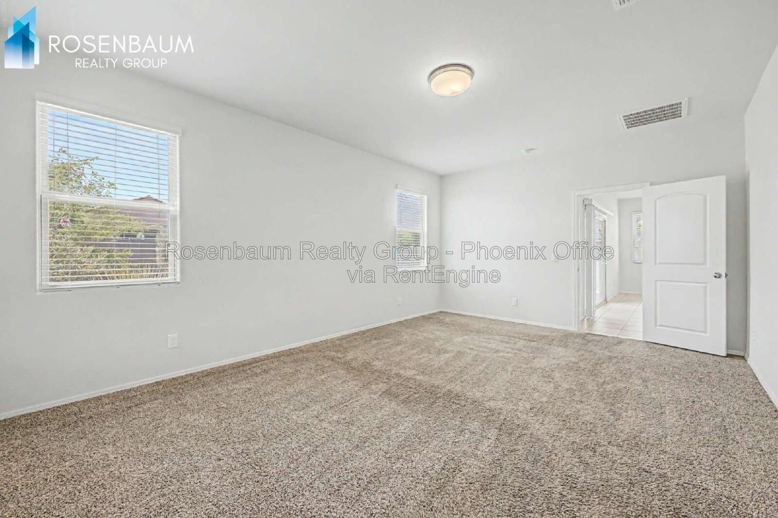 Modern 4-bedrooms and 2-bathrooms House in Maricopa. The Ultimate Space, Comfort & Style! property image
