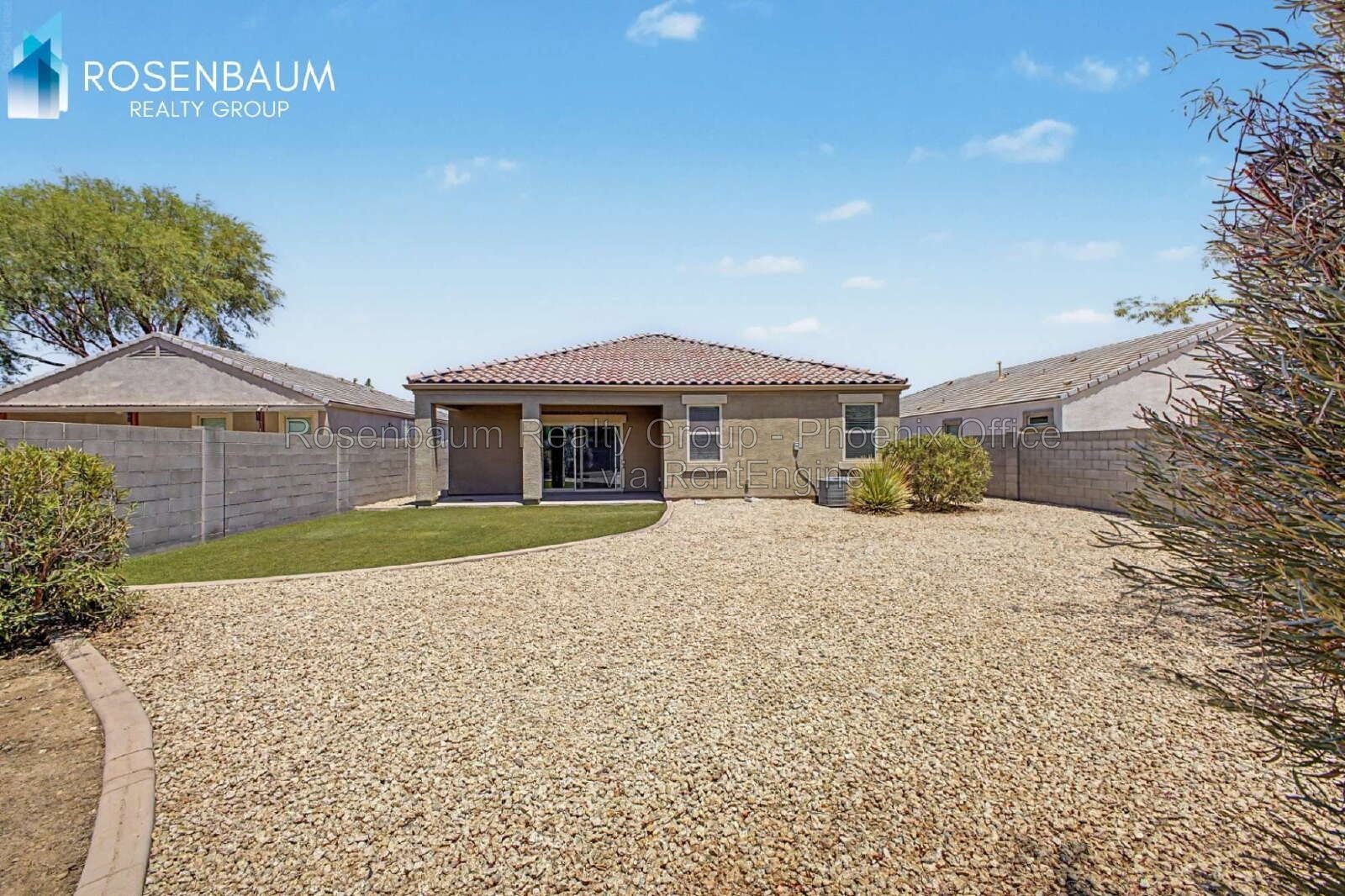 Modern 4-bedrooms and 2-bathrooms House in Maricopa. The Ultimate Space, Comfort & Style! property image