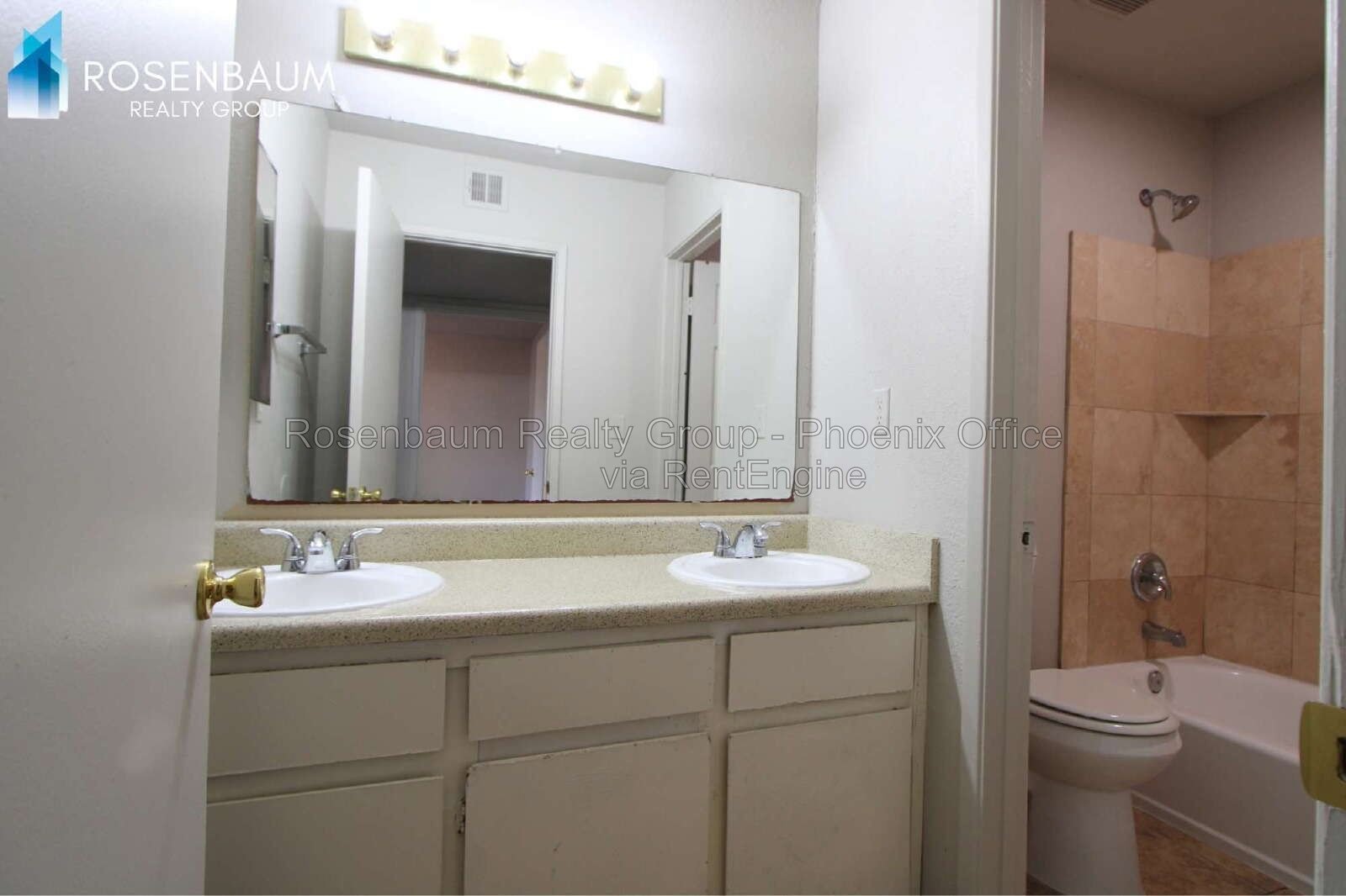 Beautiful spacious townhome style 4plex apt! property image