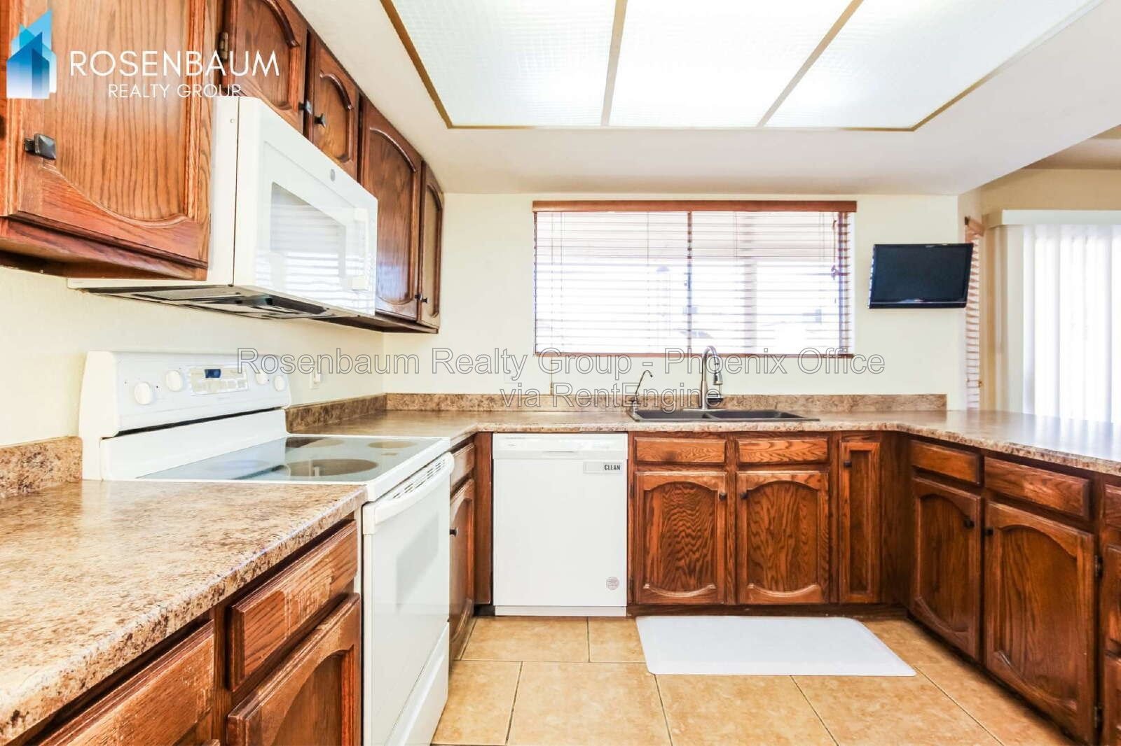Gorgeous 3-beds, 3-baths home in the Suncrest Villas in Phoenix! property image