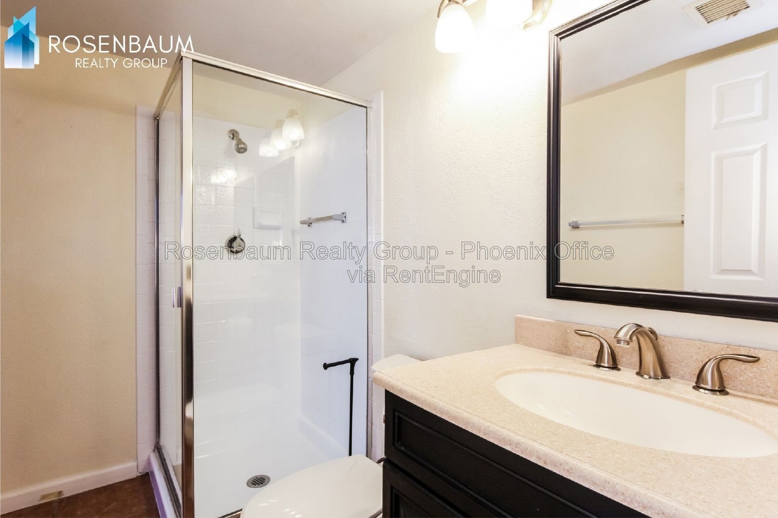 Gorgeous 3-beds, 3-baths home in the Suncrest Villas in Phoenix! property image