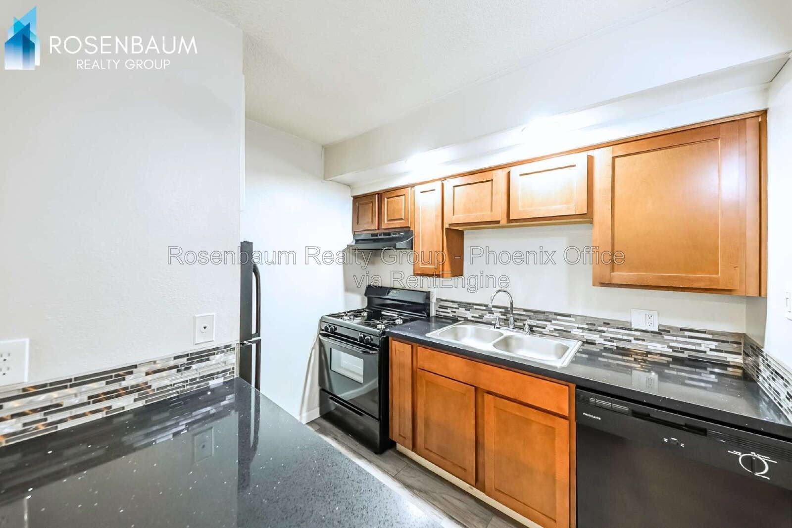 Charming Studios & 1-Bedroom Apartments in a Phoenix Community – Prime Location & Utilities Included! property image