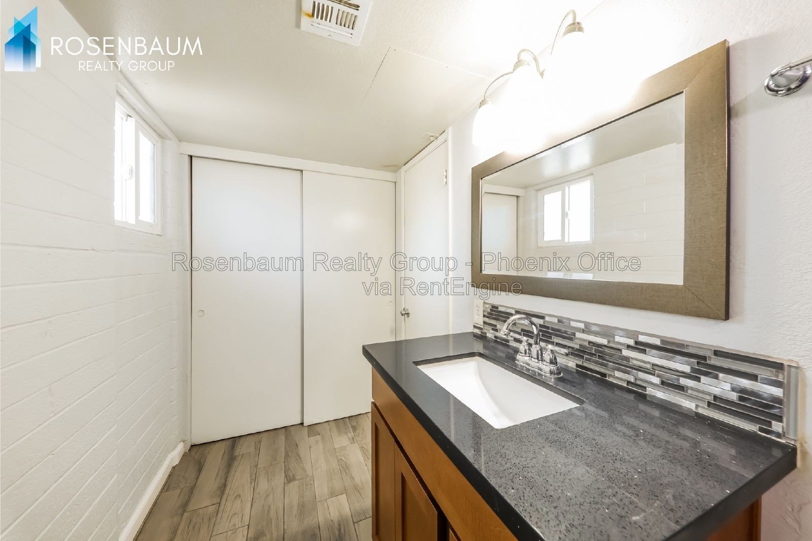 Charming Studios & 1-Bedroom Apartments in a Phoenix Community – Prime Location & Utilities Included! property image