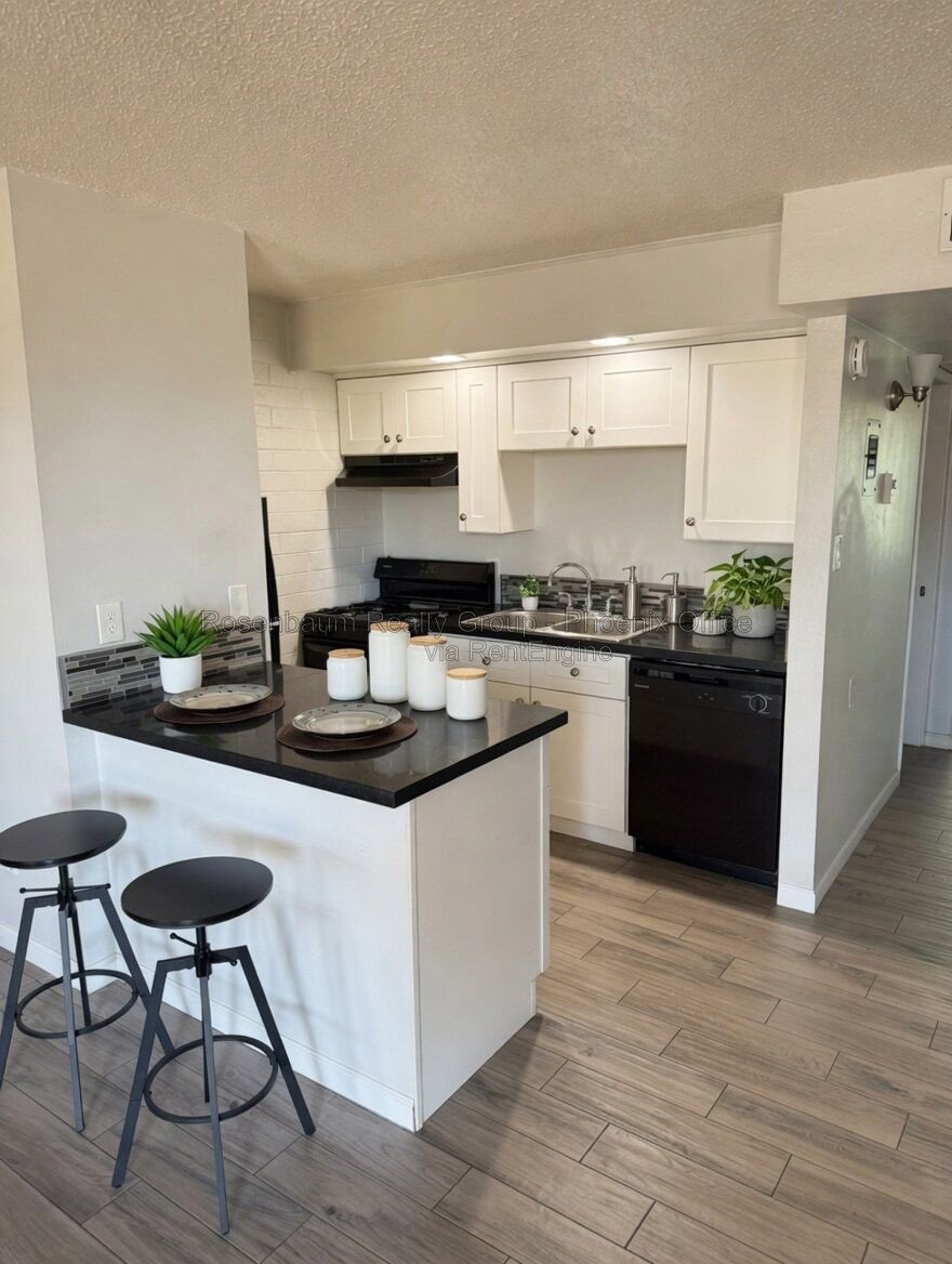 Charming Studios & 1-Bedroom Apartments in a Phoenix Community – Prime Location & Utilities Included! property image