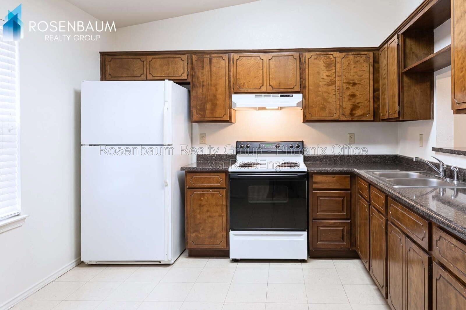 Beautiful 2 bedroom 1 bath apartment with covered parking space property image