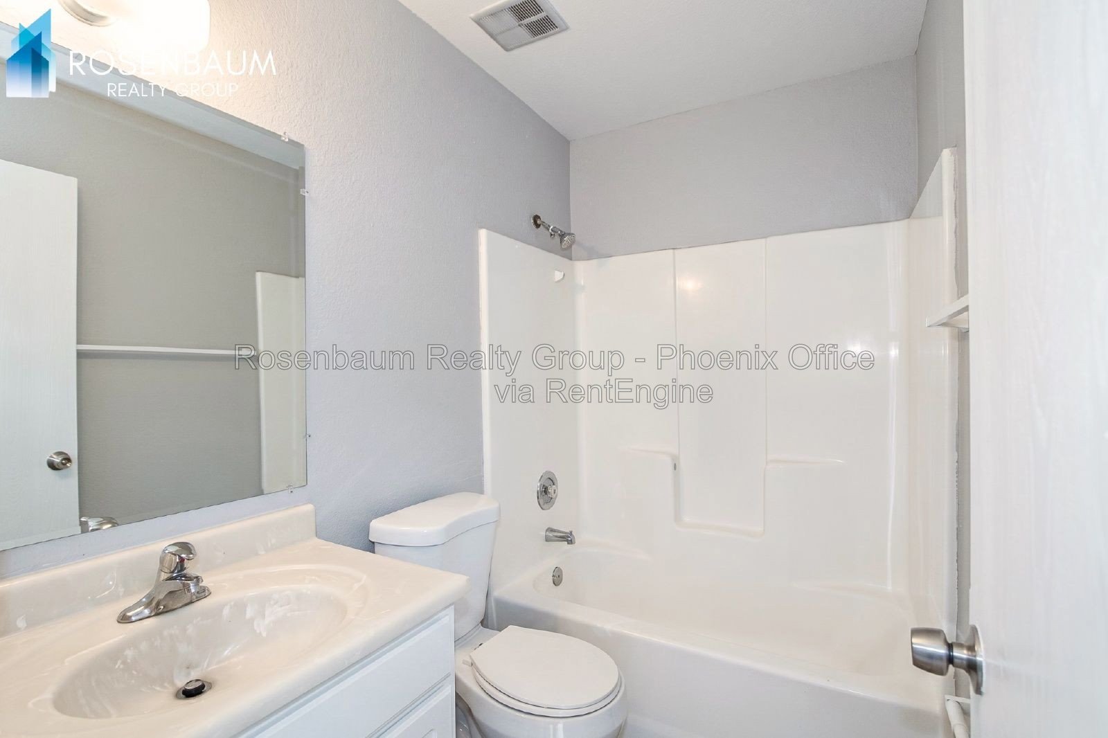 Beautiful 2 bedroom 1 bath apartment with covered parking space property image