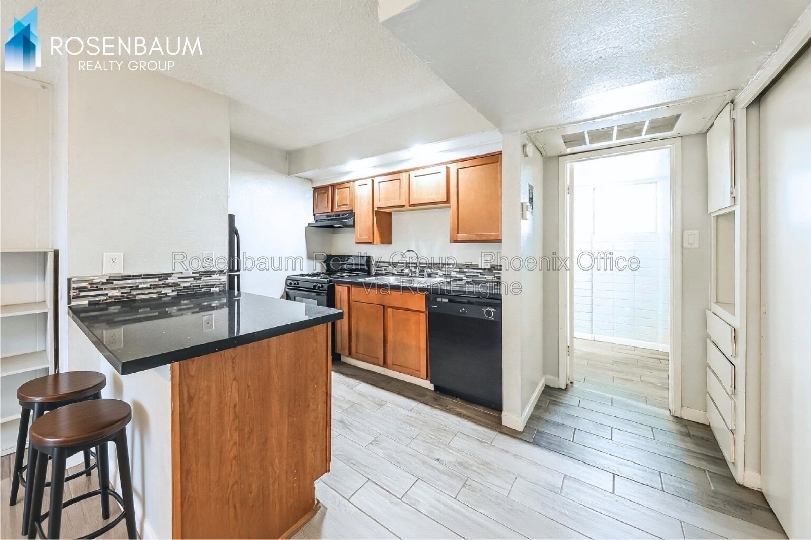 Charming Studios & 1-Bedroom Apartments in a Phoenix Community – Prime Location & Utilities Included! property image