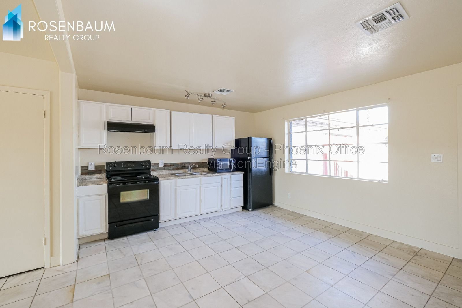 Charming and inviting single-level 2-bedrooms, 1-bath triplex apartment in Phoenix! property image