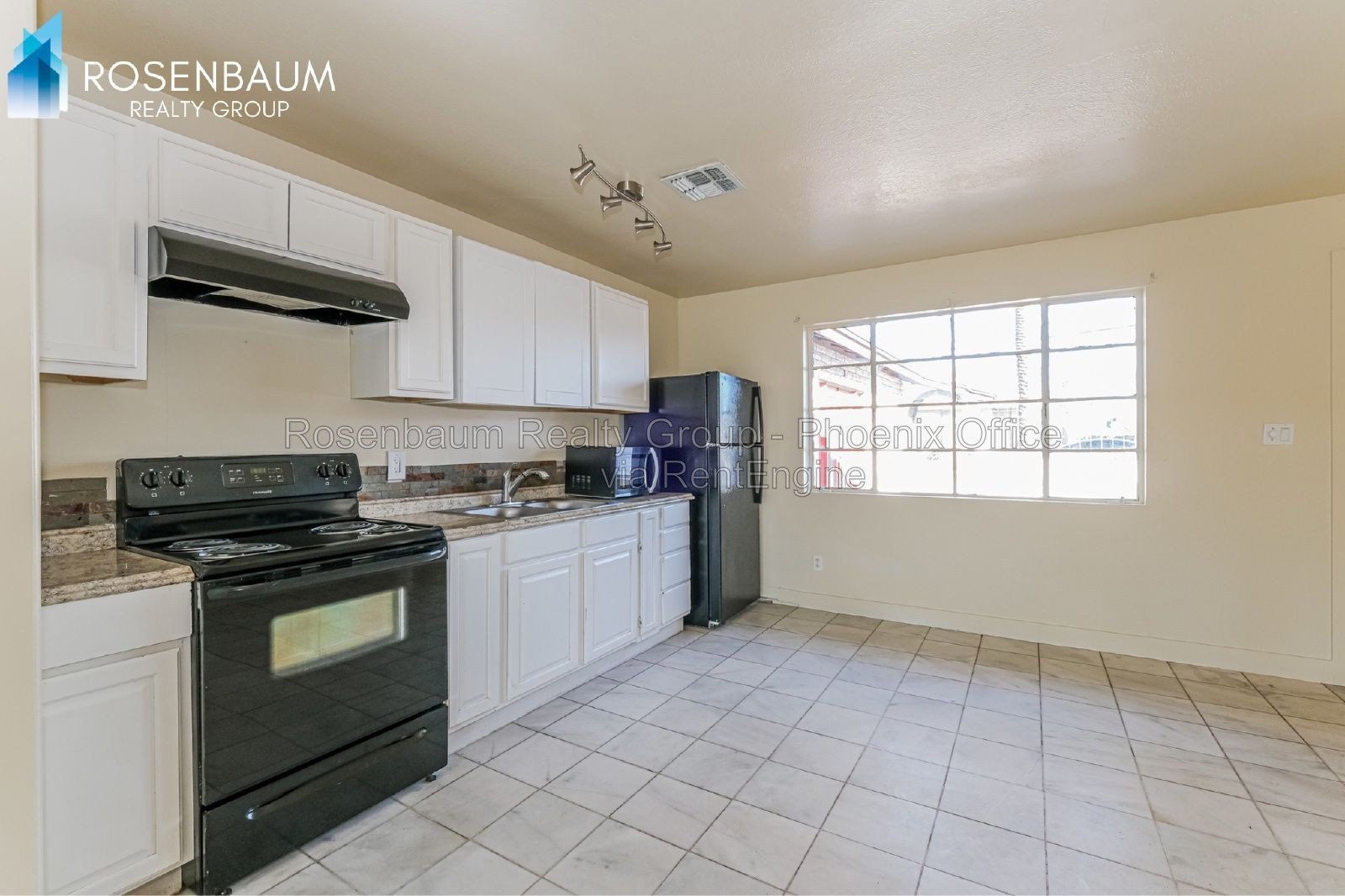 Charming and inviting single-level 2-bedrooms, 1-bath triplex apartment in Phoenix! property image