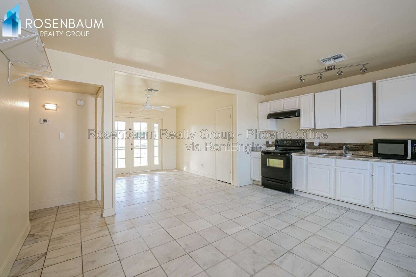 Charming and inviting single-level 2-bedrooms, 1-bath triplex apartment in Phoenix! property image