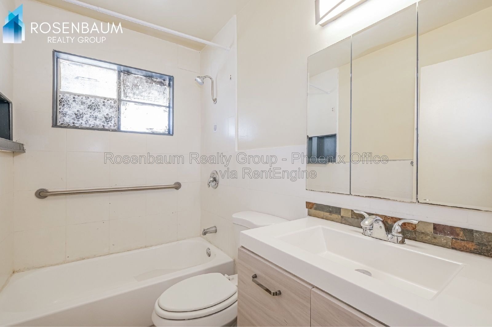 Charming and inviting single-level 2-bedrooms, 1-bath triplex apartment in Phoenix! property image
