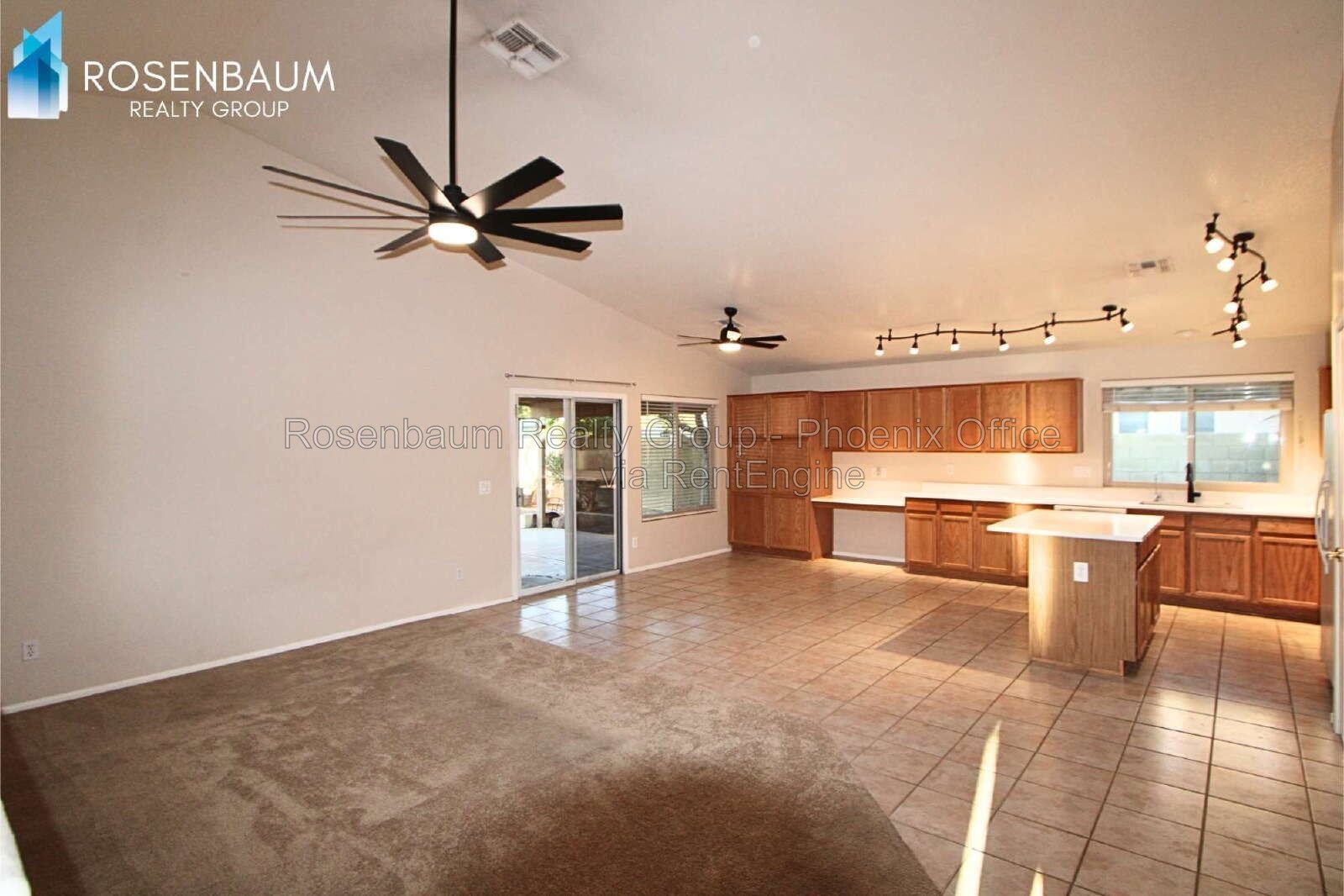 Gorgeous 4-bedrooms, 2-baths home with den in Peoria! property image