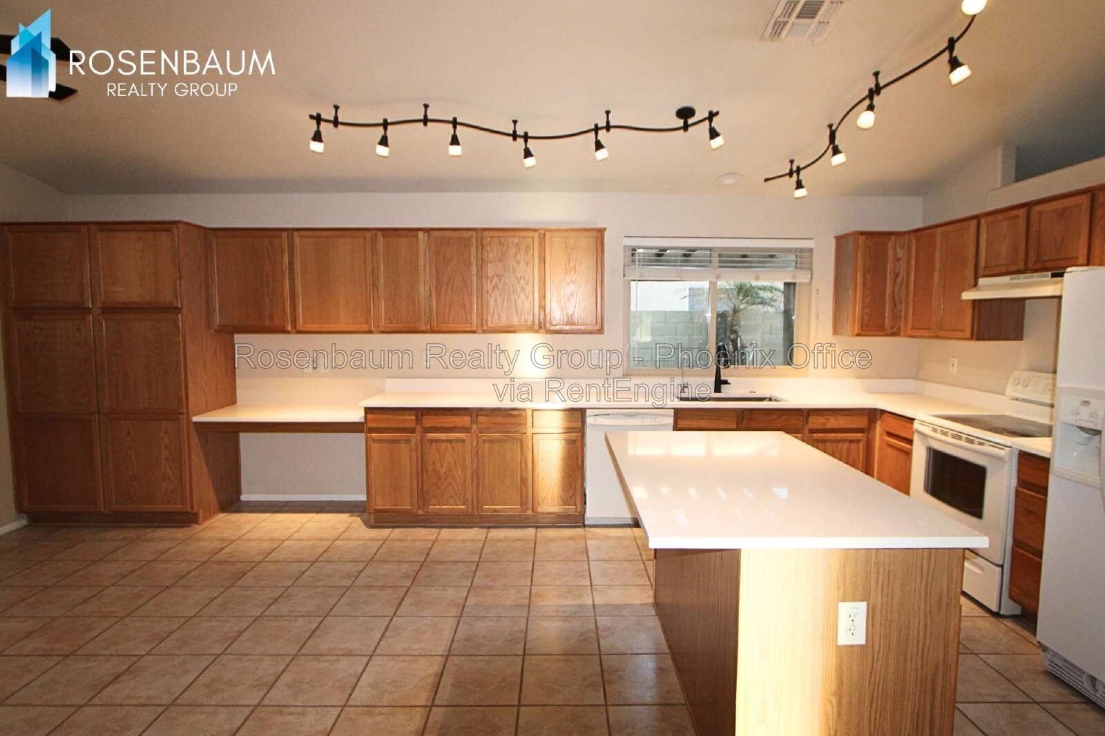 Gorgeous 4-bedrooms, 2-baths home with den in Peoria! property image