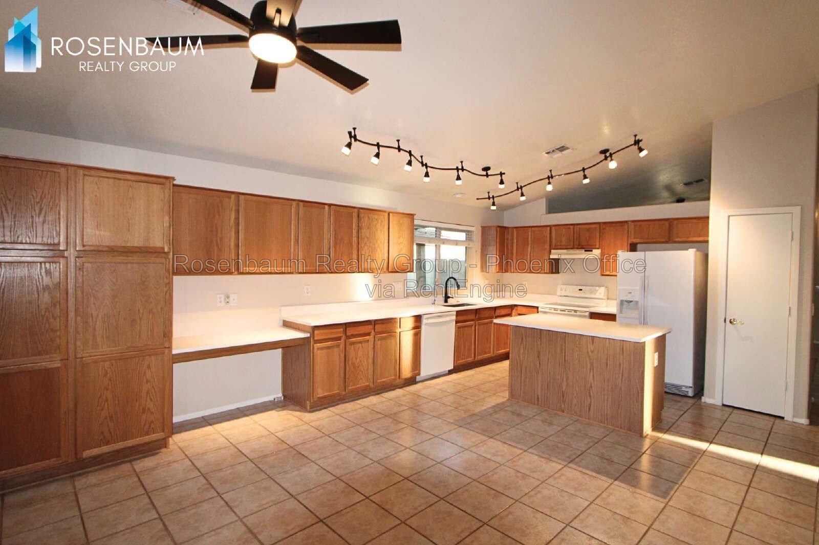 Gorgeous 4-bedrooms, 2-baths home with den in Peoria! property image