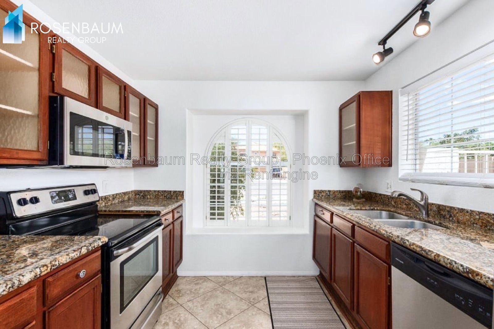 Beautiful 3-beds, 2-baths home in the Pecos Ranch community of Chandler! property image